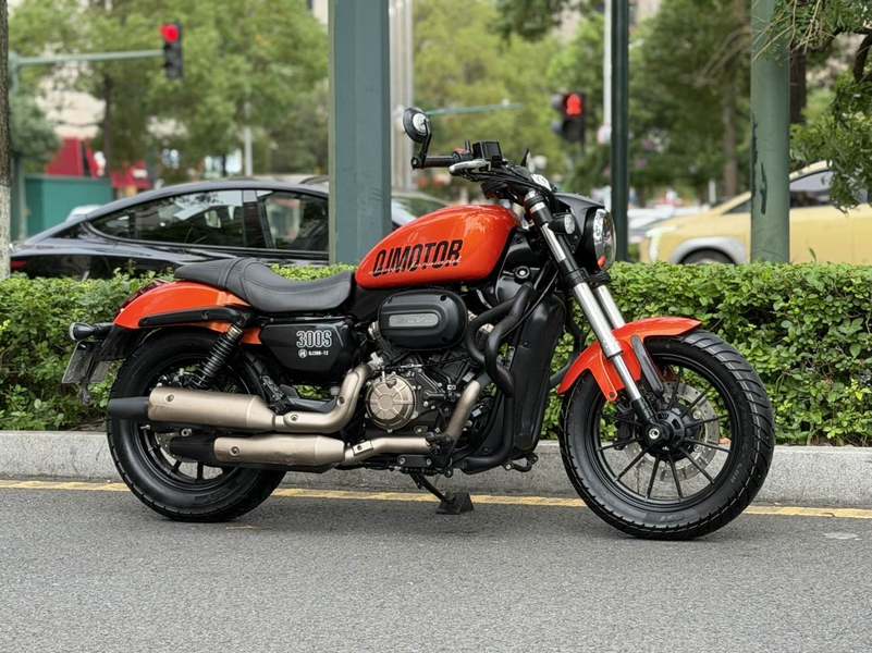 QJMOTOR 闪300S