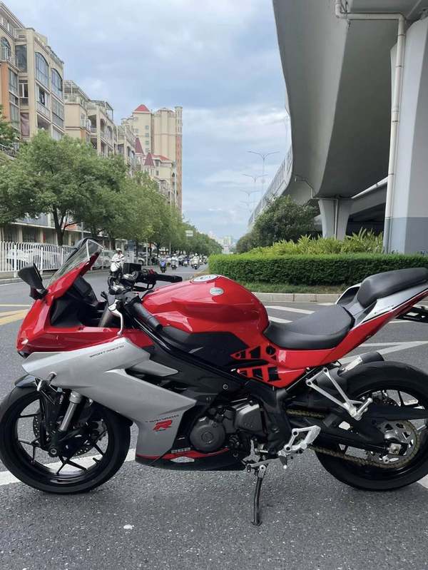 贝纳利 龙卷风 Tornado 252R