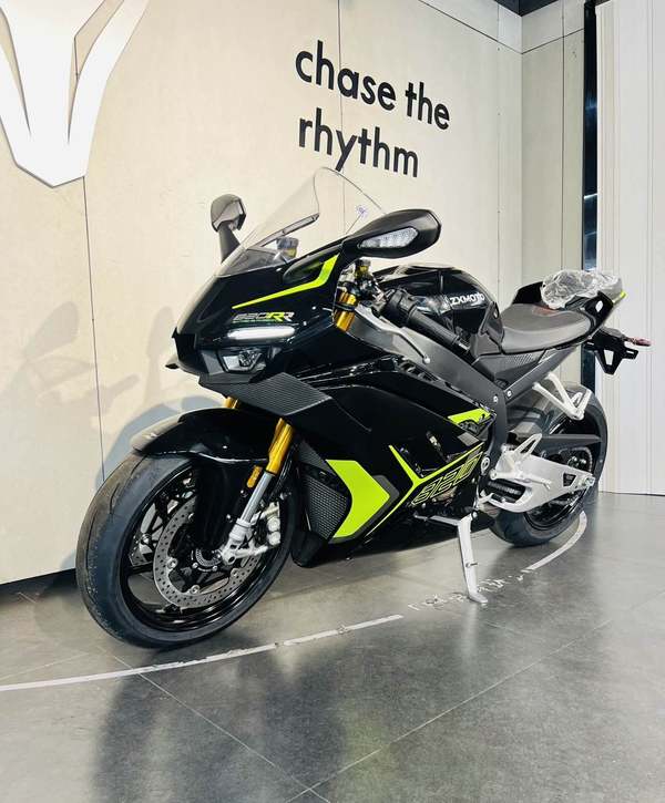 张雪机车 820RR