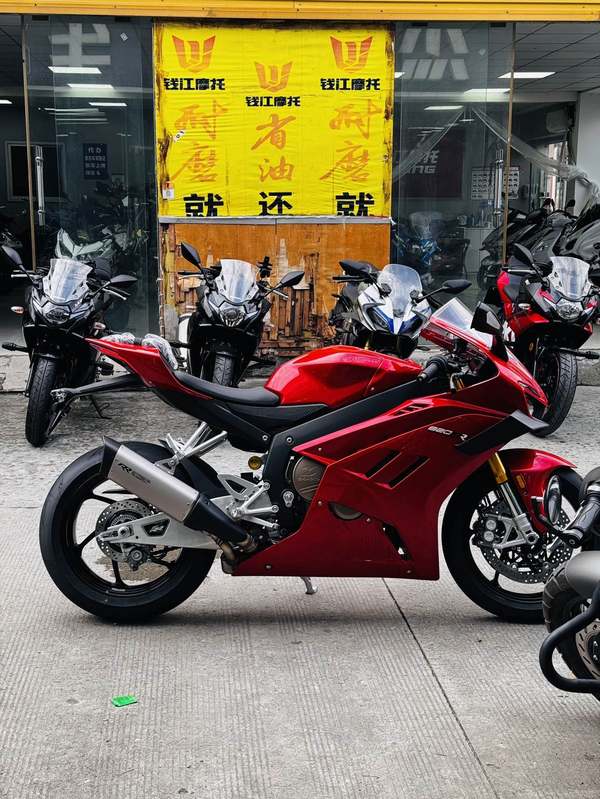 张雪机车 820RR