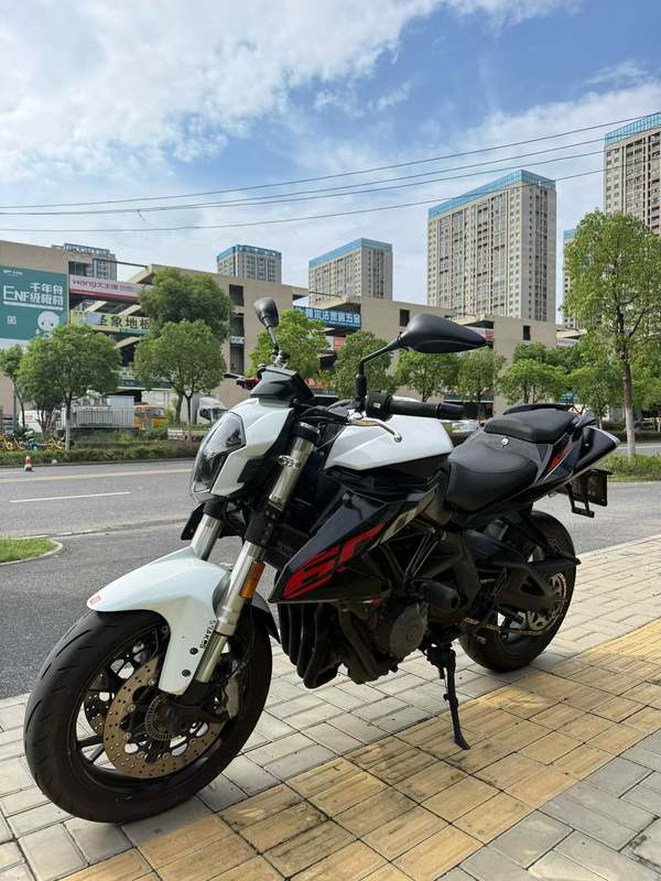贝纳利 TNT600i