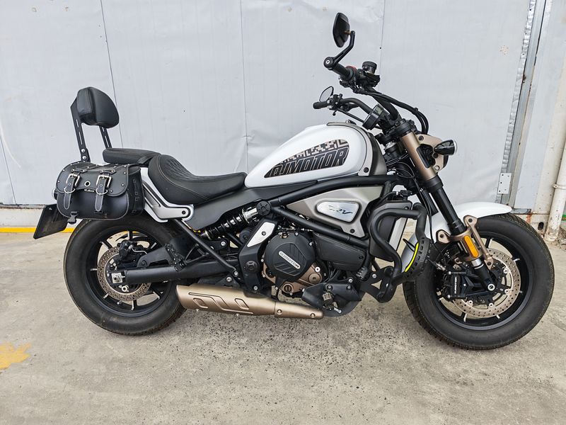 QJMOTOR 闪700