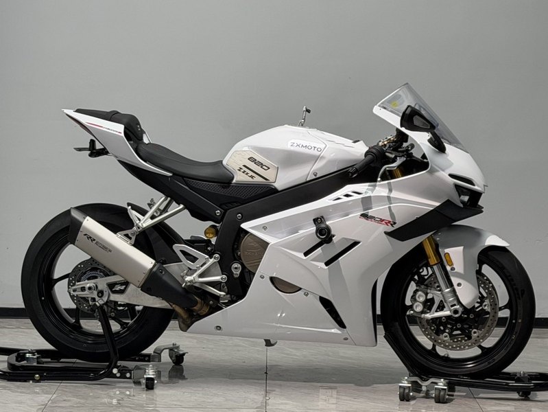 张雪机车 820RR