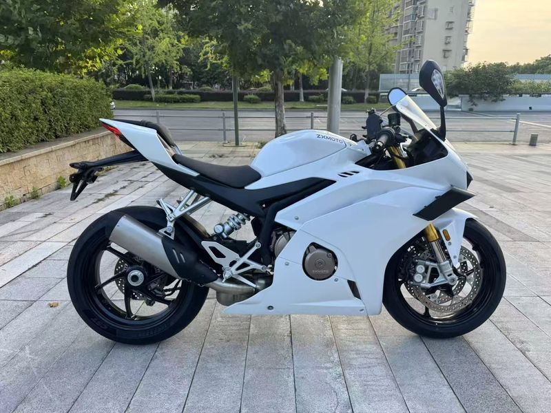 张雪机车 500RR