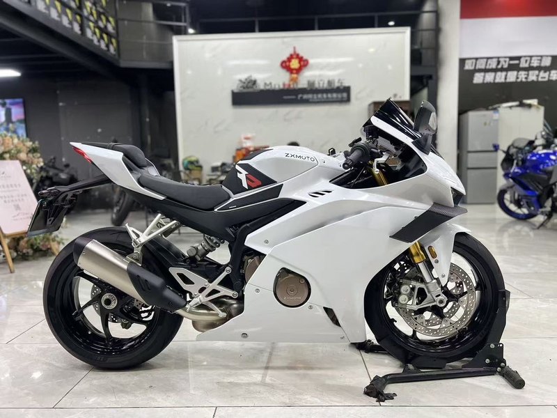 张雪机车 500RR
