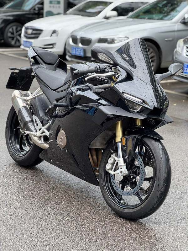 张雪机车 500RR