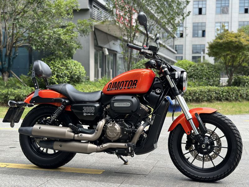 QJMOTOR 闪300S