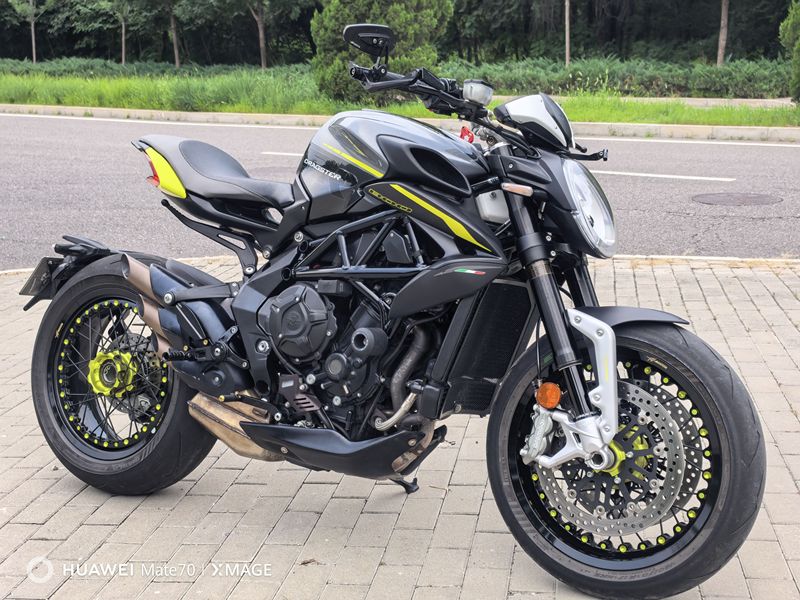 奥古斯塔 Dragster 800