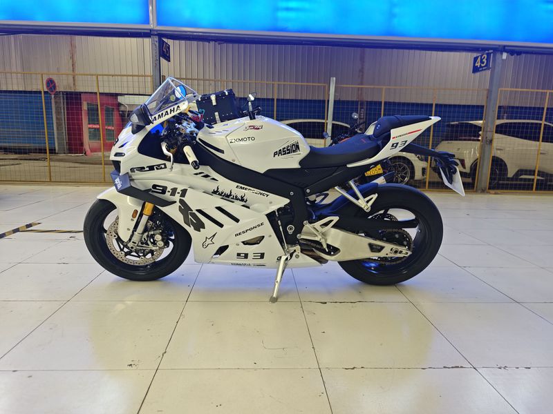 张雪机车 820RR