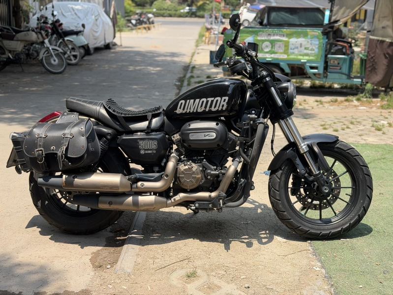 QJMOTOR 闪300S
