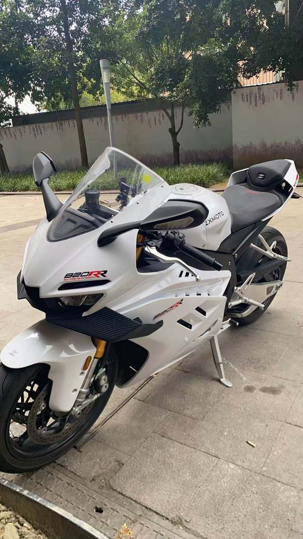 张雪机车 820RR