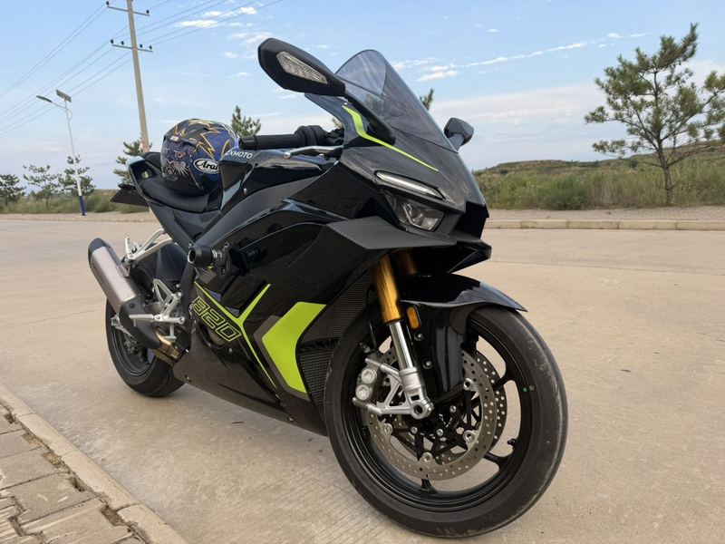 张雪机车 820RR