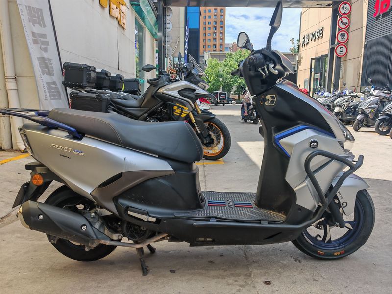 QJMOTOR 鸿125