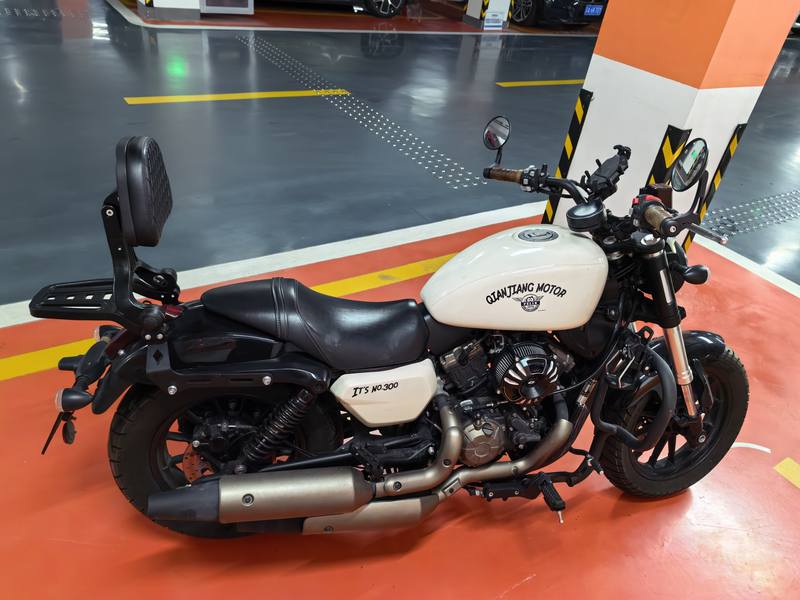 QJMOTOR 闪300S