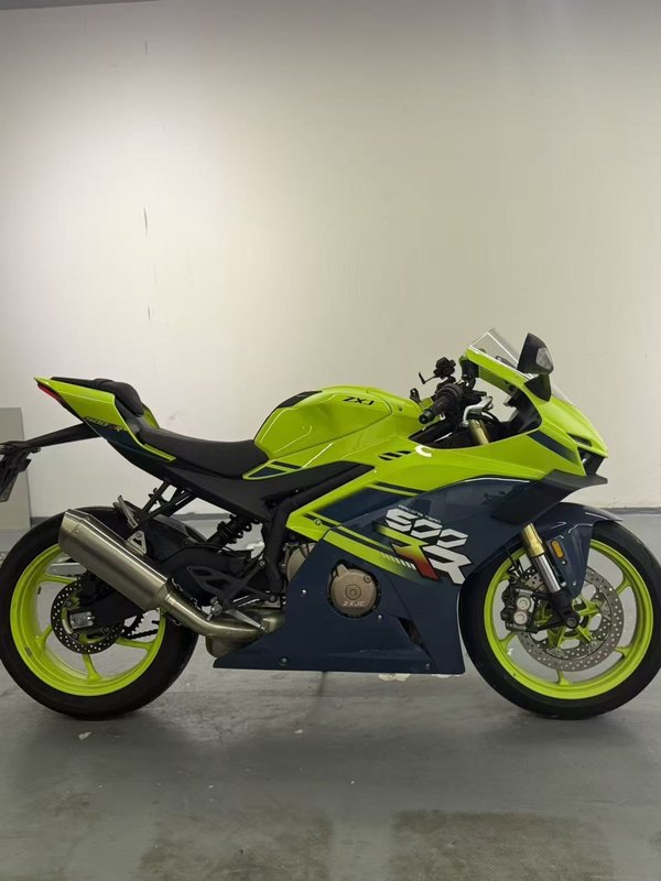 张雪机车 500RR