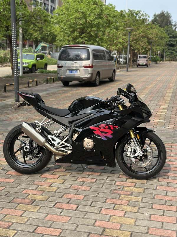 张雪机车 500RR