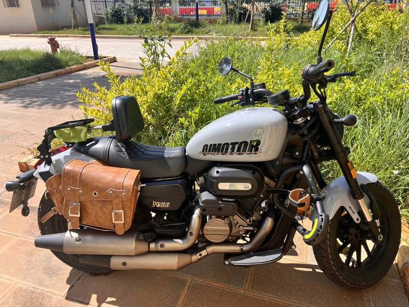 QJMOTOR 闪300S