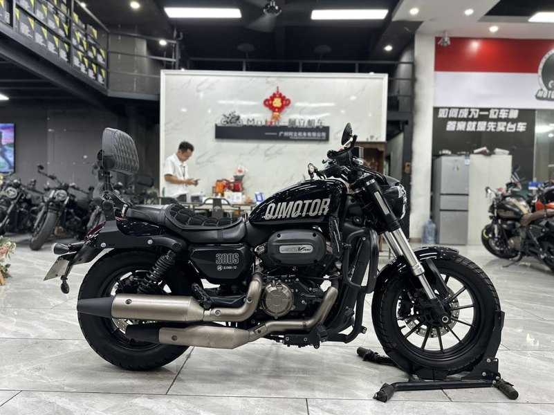 QJMOTOR 闪300S