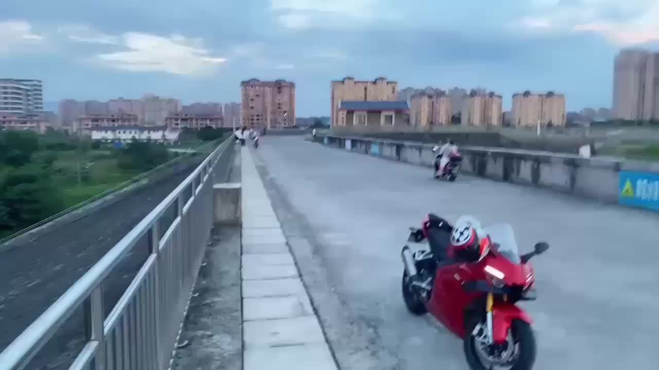 张雪机车 820RR