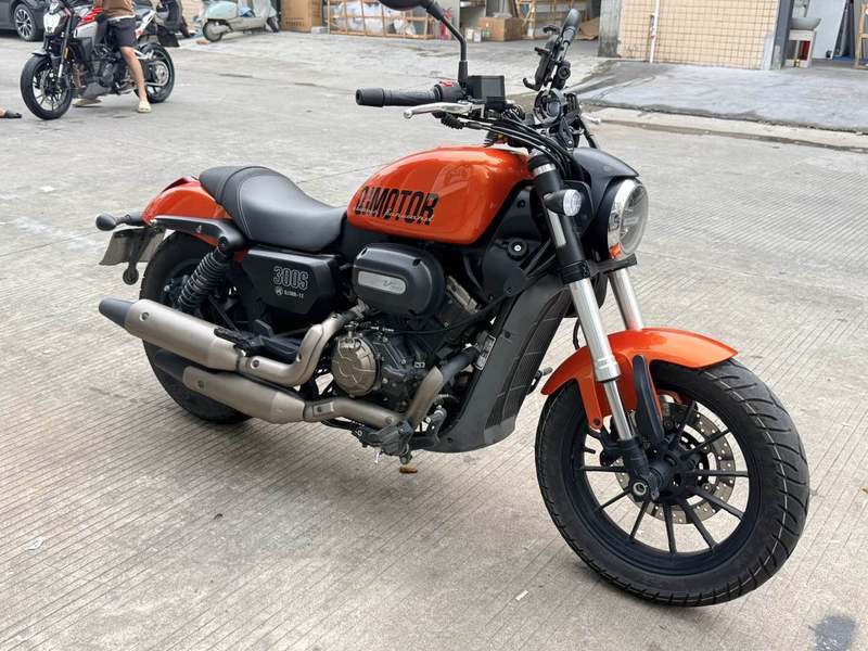 QJMOTOR 闪300S