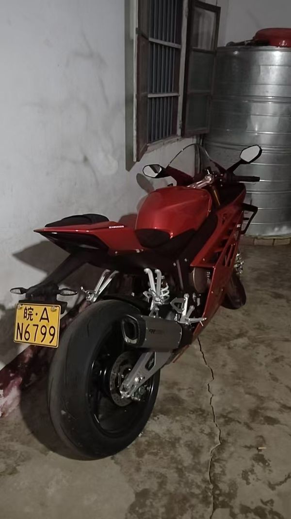 张雪机车 820RR