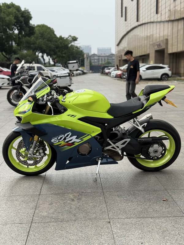 张雪机车 500RR