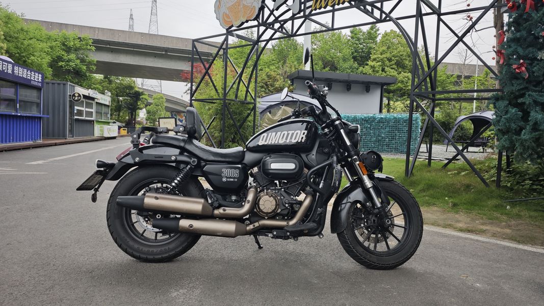 QJMOTOR 闪300S
