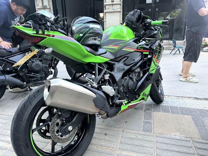 川崎 ZX-4R