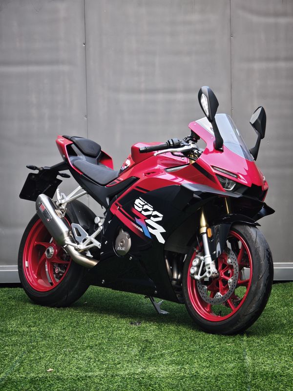 张雪机车 500RR