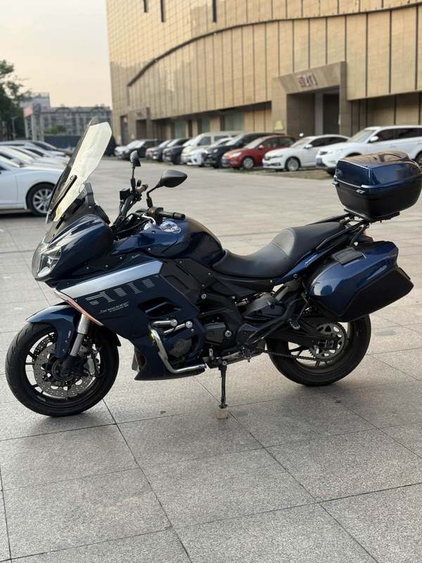 贝纳利 600 GC