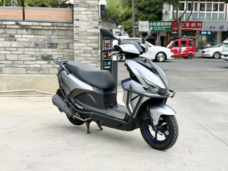 QJMOTOR 鸿125