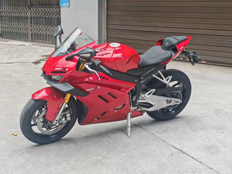 张雪机车 820RR