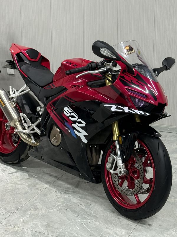 张雪机车 500RR