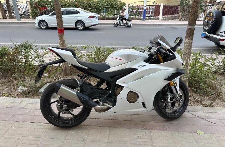 张雪机车 500RR