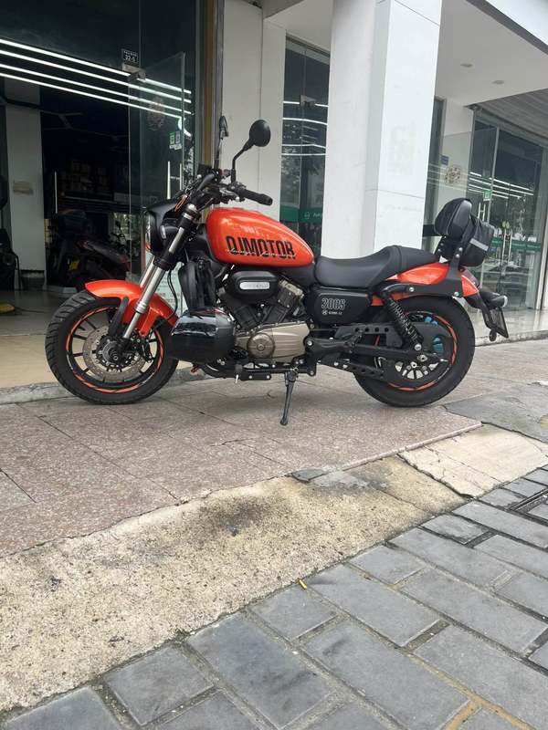QJMOTOR 闪300S