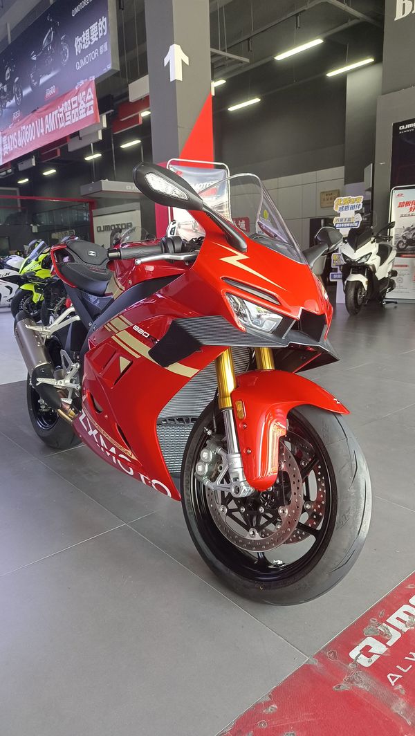 张雪机车 820RR