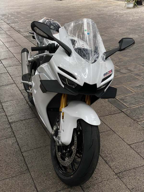 张雪机车 820RR