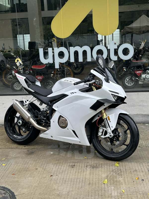 张雪机车 500RR