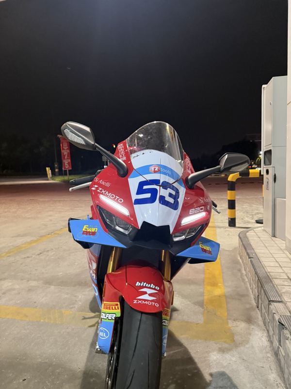 张雪机车 820RR
