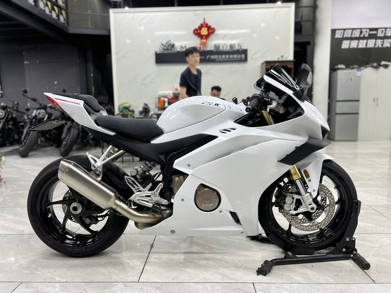 张雪机车 500RR