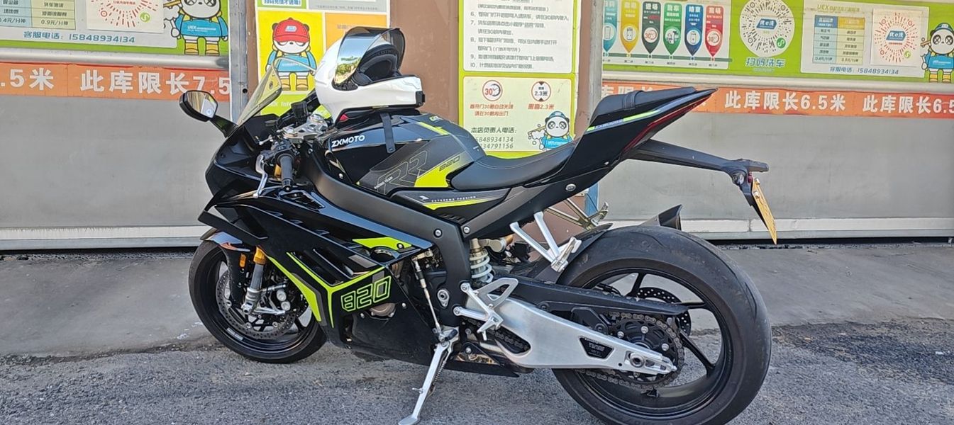 张雪机车 820RR