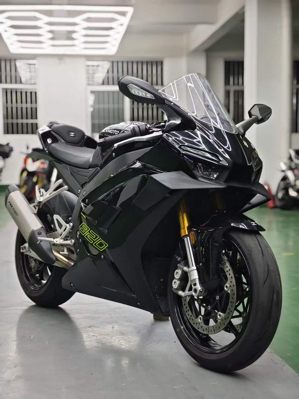 张雪机车 820RR