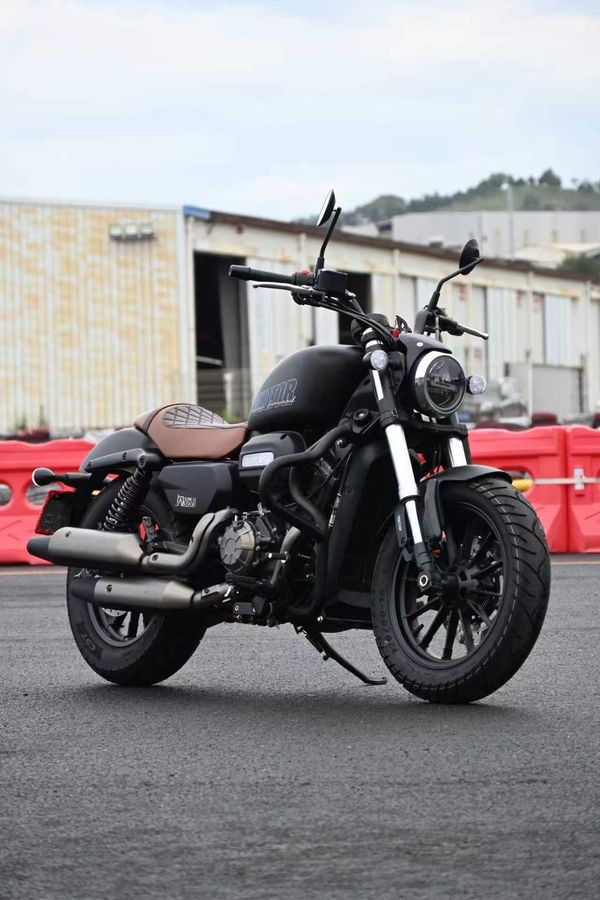 QJMOTOR 闪300S