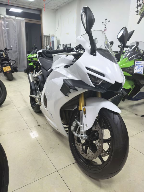 张雪机车 500RR