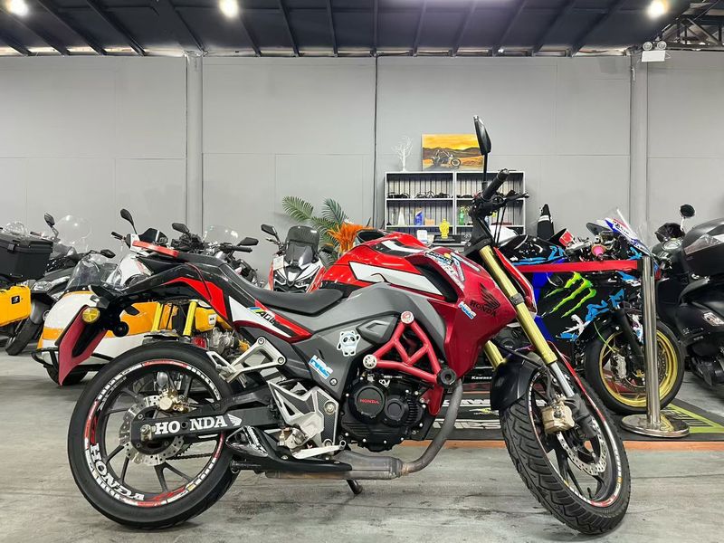 五羊本田 CB190R 暴锋眼