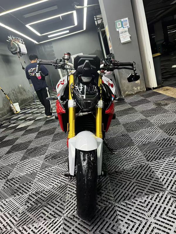 宝马 F 900 R