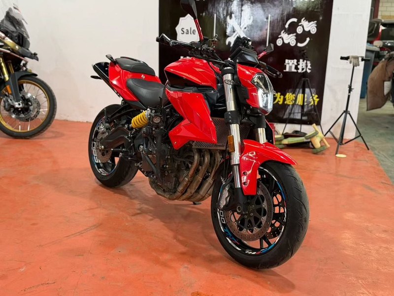 贝纳利 TNT600i