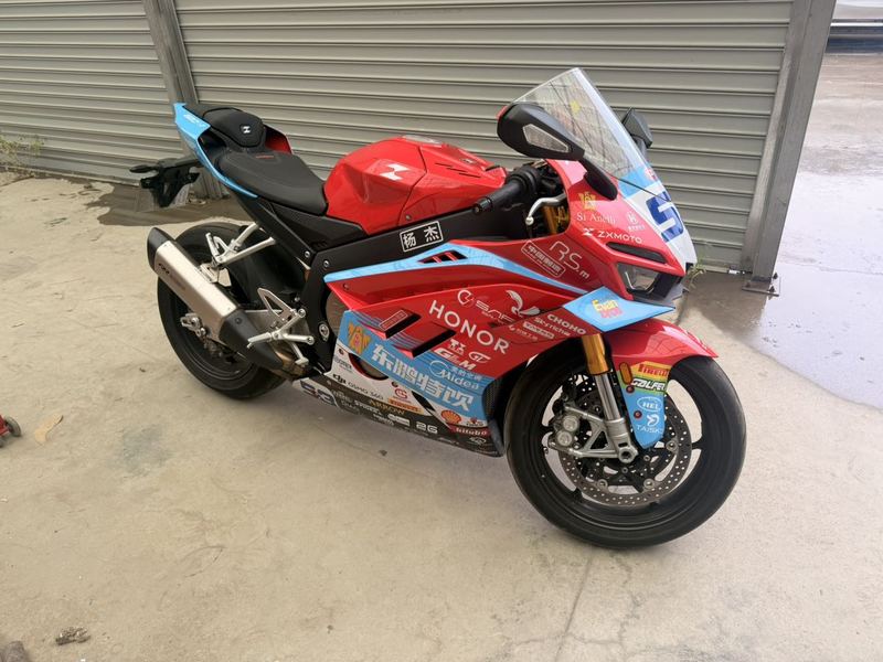 张雪机车 820RR