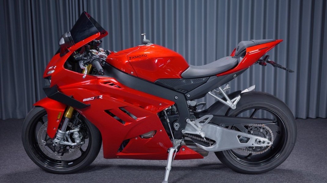 张雪机车 820RR