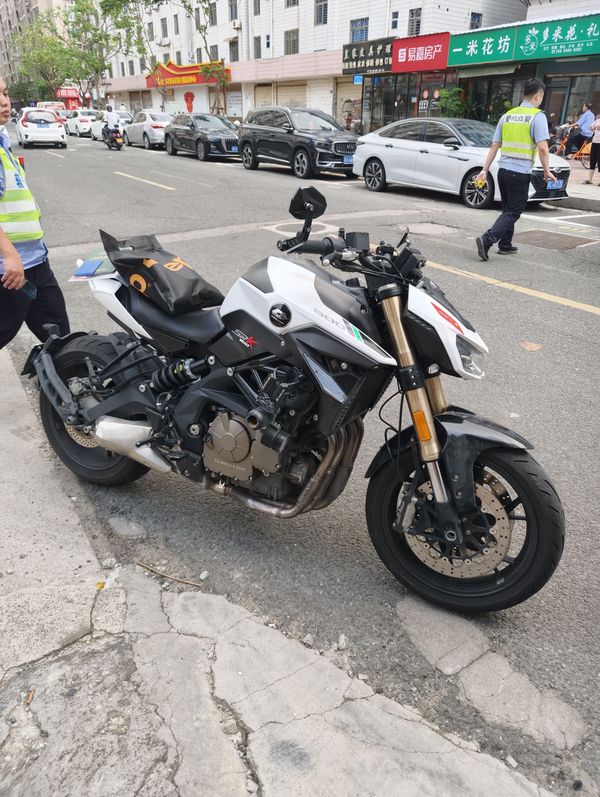 QJMOTOR 追600